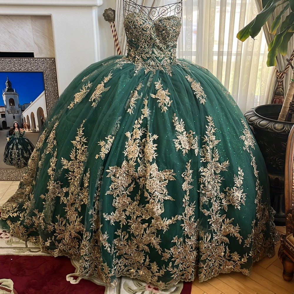 Emerald Green & Gold embroidered Quinceañera Dress w/tule cape. Excellent cond